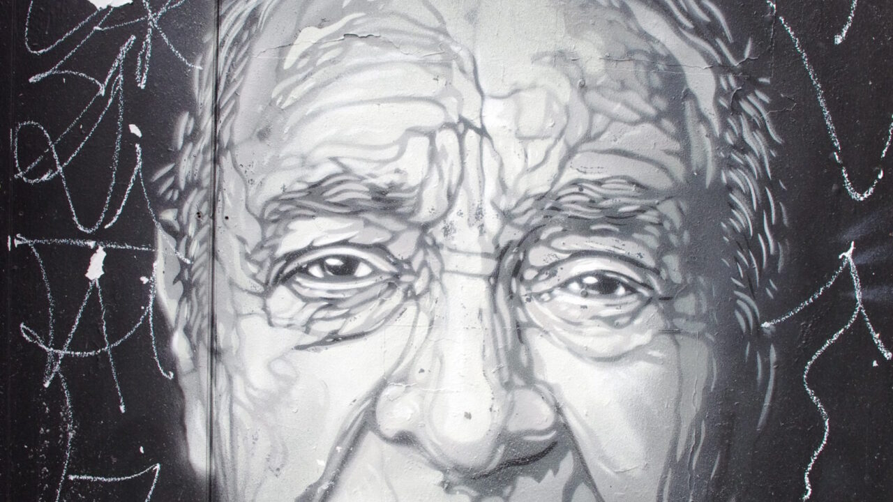 会社員の保険を断捨離して節約するイメージ