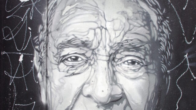 会社員の保険を断捨離して節約するイメージ